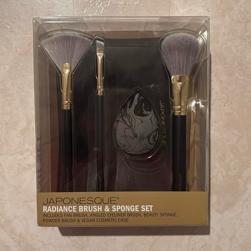 Makeup brush set with case